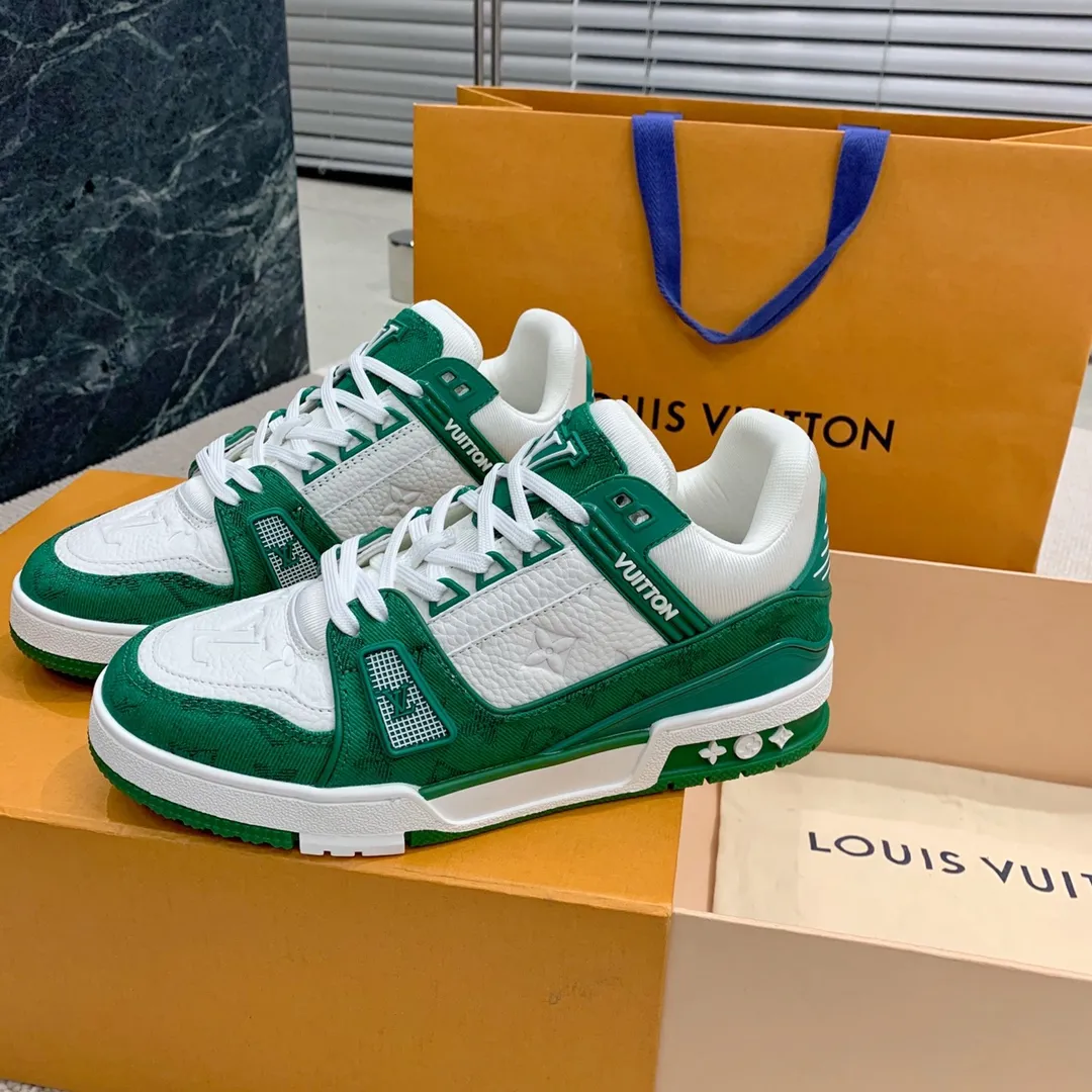👟👟Ex-factory price 840👟👟 Women's Shoes Factory Purchasing Level ✈️ LV Trainer Latest series of couple's sports shoes Super handsome denim new style, great-looking ~ A must-have item for fashionistas The upper is the top embossed grained calfskin in the market Original open molded T👟👟Ex-factory price U outsole, texture is the same as the original version Please look for our quality Please pay attention to distinguish the currency materials on the market Men's size: 39-45 Women's size: 35-40 ⚠️Full set of packaging (exclusive z👟👟factory price level anti-theft buckle cannot be sold once disassembled)